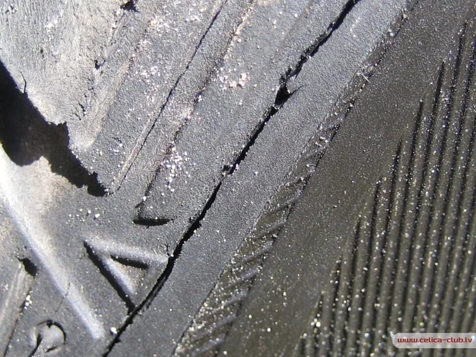 Шины Кама 260 трещины. Трещины резина Шинко е270. Отслоение протектора на шине. Отслоилась дорожка протектора шины Кама НТ 101.