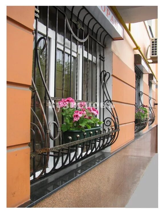 Ковка французские Балкончики. Кованые французские Балкончики для окна. Кованые решетки на окна для цветов. Французский балкон кованый.
