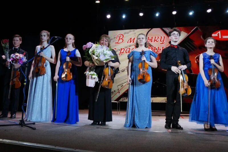 Школа баренцева региона архангельск. Архангельск освещенный здания. Музыкальная школа 1 архангельск. Школа 31 архангельск. Университетская ломоносовская гимназия.