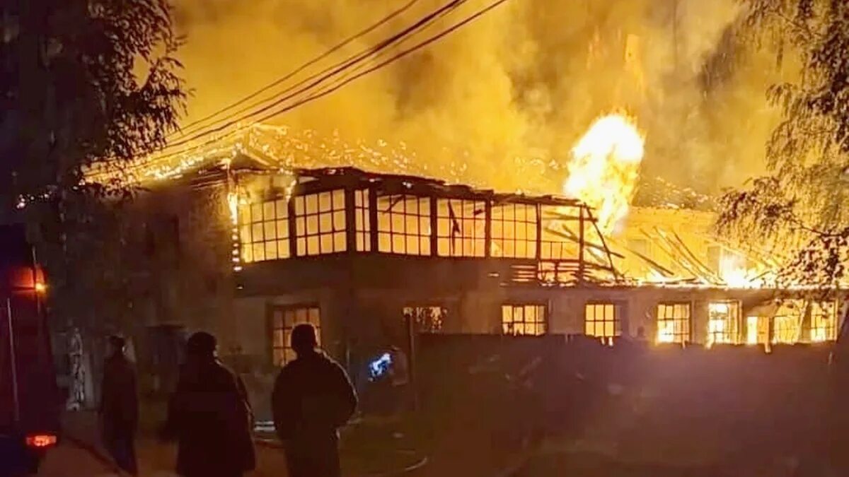 Сгорел сигнал. Пожар в Сапожке Рязанской области. Горящее здание. Пожар ночью. Пожар в здании.