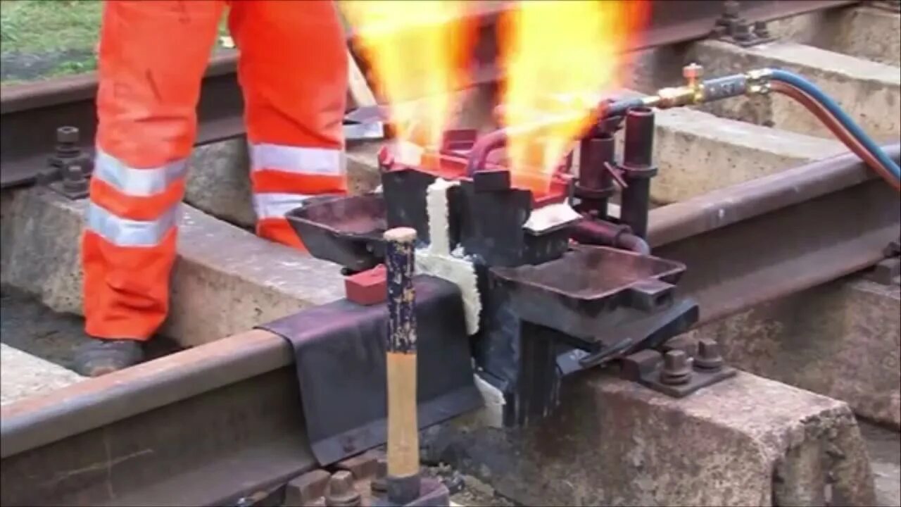 Сварка подкрановых рельс электродами. Как сваривают рельсы. Форма для алюминотермитной сварки рельсов. Термитная сварка рельсов. Термитная сварка рельс.