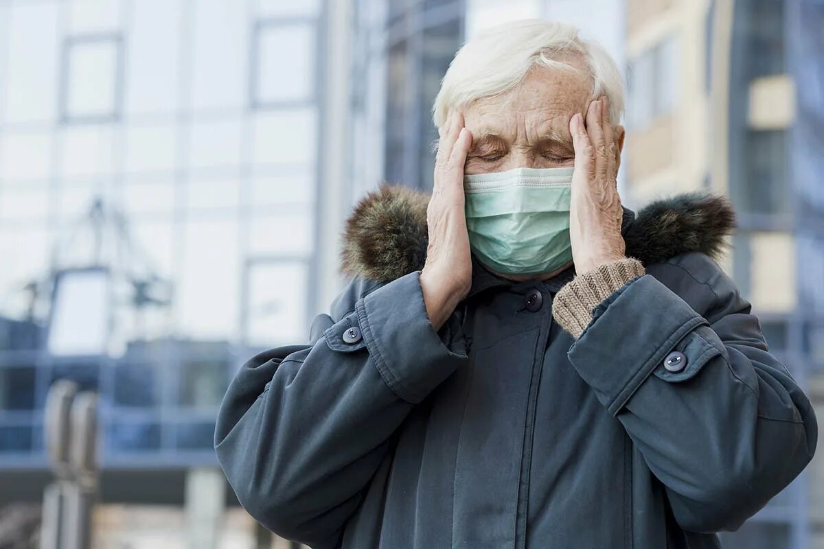 Пожилые люди в медицинских масках. Маска "бабушка". Орви на улице