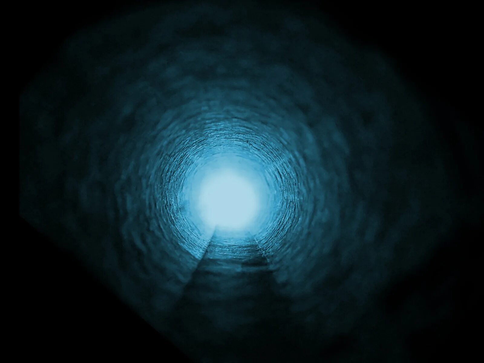 В конце тоннеля свет песня. Свет в конце тоннеля. Свет в конце тоннеля картинки. Свет в конце тоннеля фон. Свет в конце тоннеля околосмертный опыт.