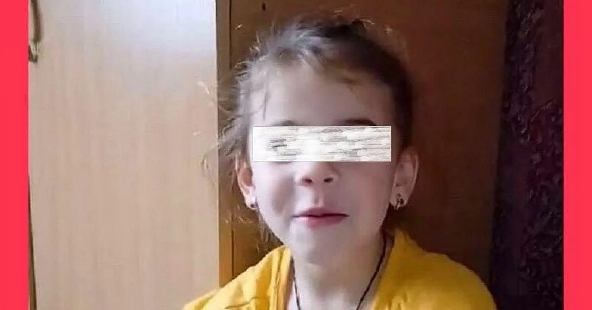 На маленькую девочку нападают