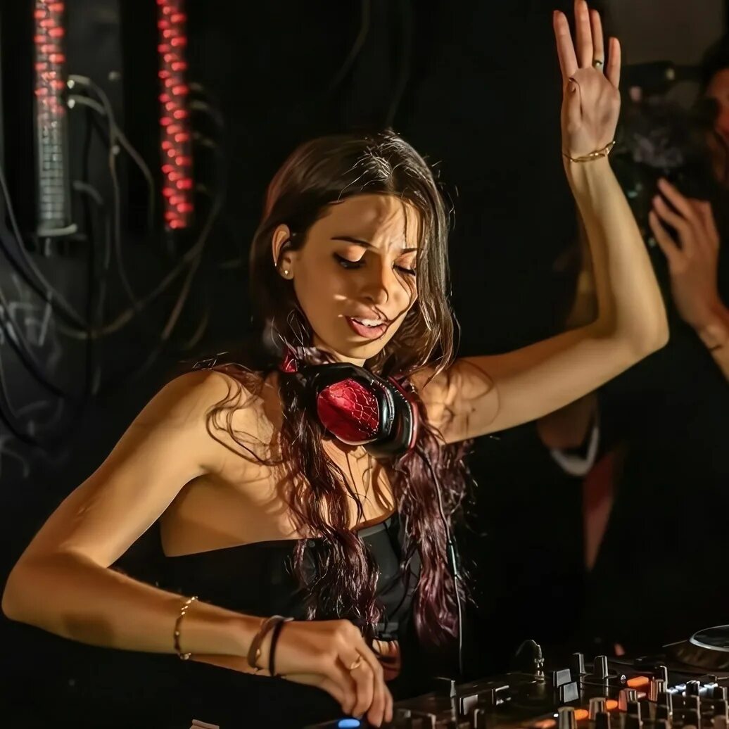 Техно диджей. Клубняк. Techno dj. Dj miss monique. Ты одна из сотен сук техно диджей.