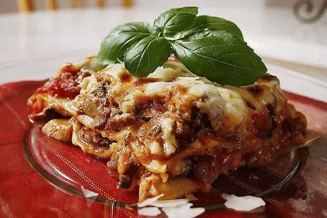 Лазанья вид сверху. Лазанья от шефа. Лазанья от шефа. Лазанья классическая подача. Лазанья на тарелке.