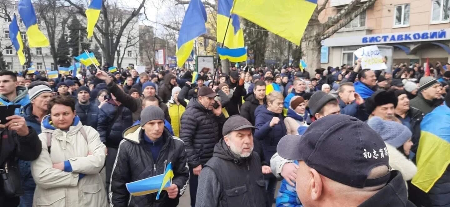 Как сейчас выглядит херсон. Херсон площадь. Проукраинский митинг в херсоне. Херсон сейчас фото. Оккупация херсона.