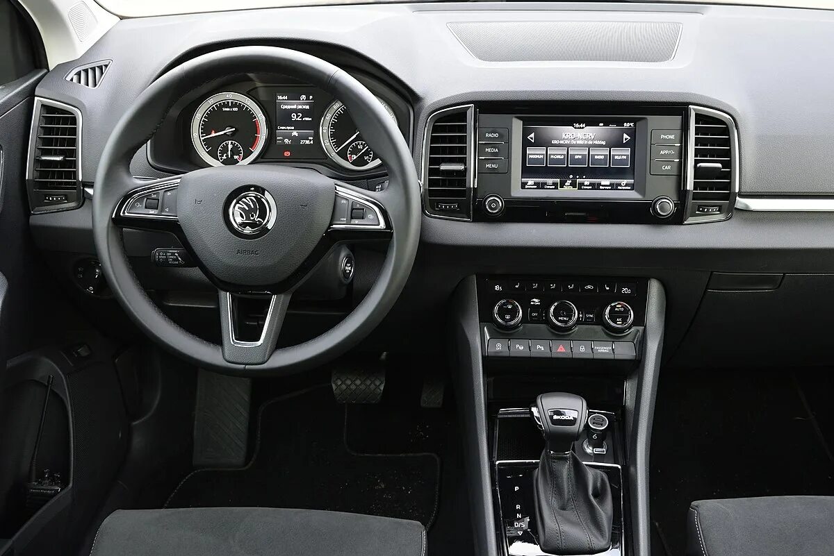 Skoda octavia dsg 2020 коробка передач. Аксессуары для салона автомобиля шкода карок. Шкода карок ручник. Шкода карок интерьер салона. Skoda kodiaq подлокотник в центральной спинке.