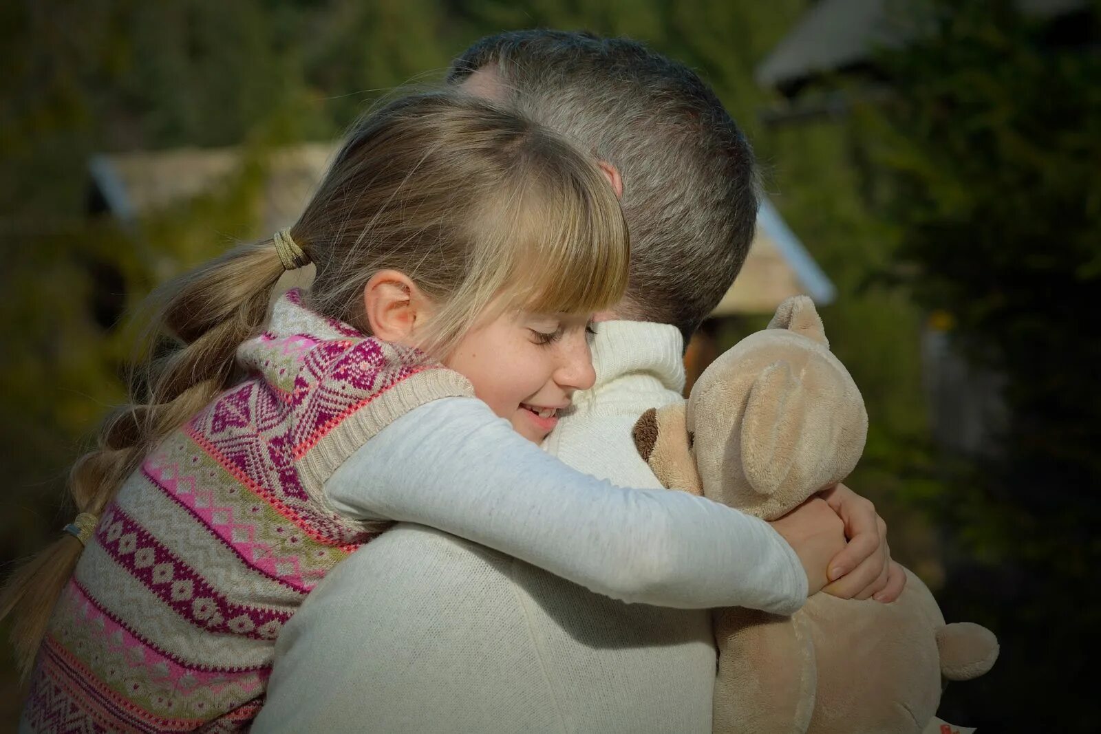 Дочка принесла папе. Обнимает ребенка. Малыши обнимаются. Девушка обнимает ребенка. Девочка обнимает папу.