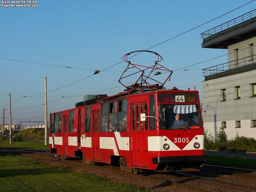 Трамвай 64 СПБ. Трамвай 64. Остановка 64 трамвая на Ладожской.