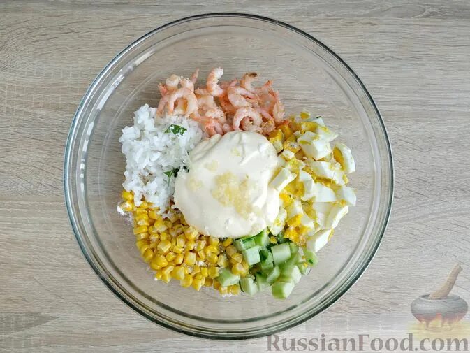 Салат с креветками и рисом. Салат с креветками и кукурузой. Салат отрадный рецепт с фото. Салат с креветками рис огурец яйцо. Салат креветки яйцо рис.