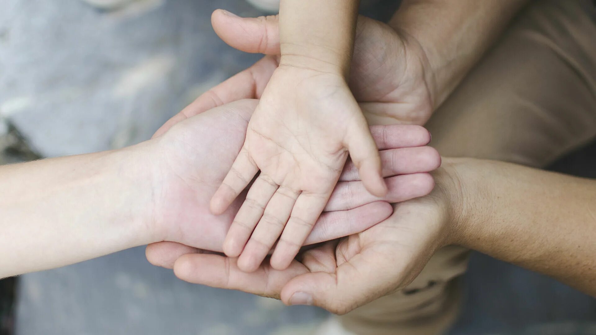 папа с дочкой за руку. отец и дочь держатся за руки. рука отца и дочери. мужская и детская рука. мужская и детская рука.