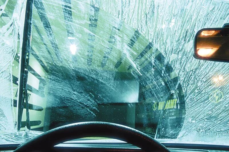 Полосят щетки стеклоочистителя. Щетка для лобового стекла автомобиля. Прижим на лобовое стекло. Дворники на бмв х6. Плохая работа дворников.