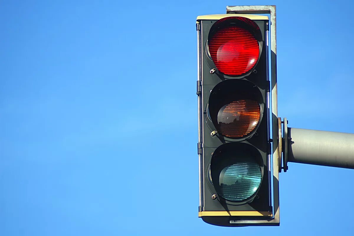 Красный свет штраф. Транспортный светофор т.7.2. Красный светофор. Красный сигнал светофора. Красный цвет светофора.