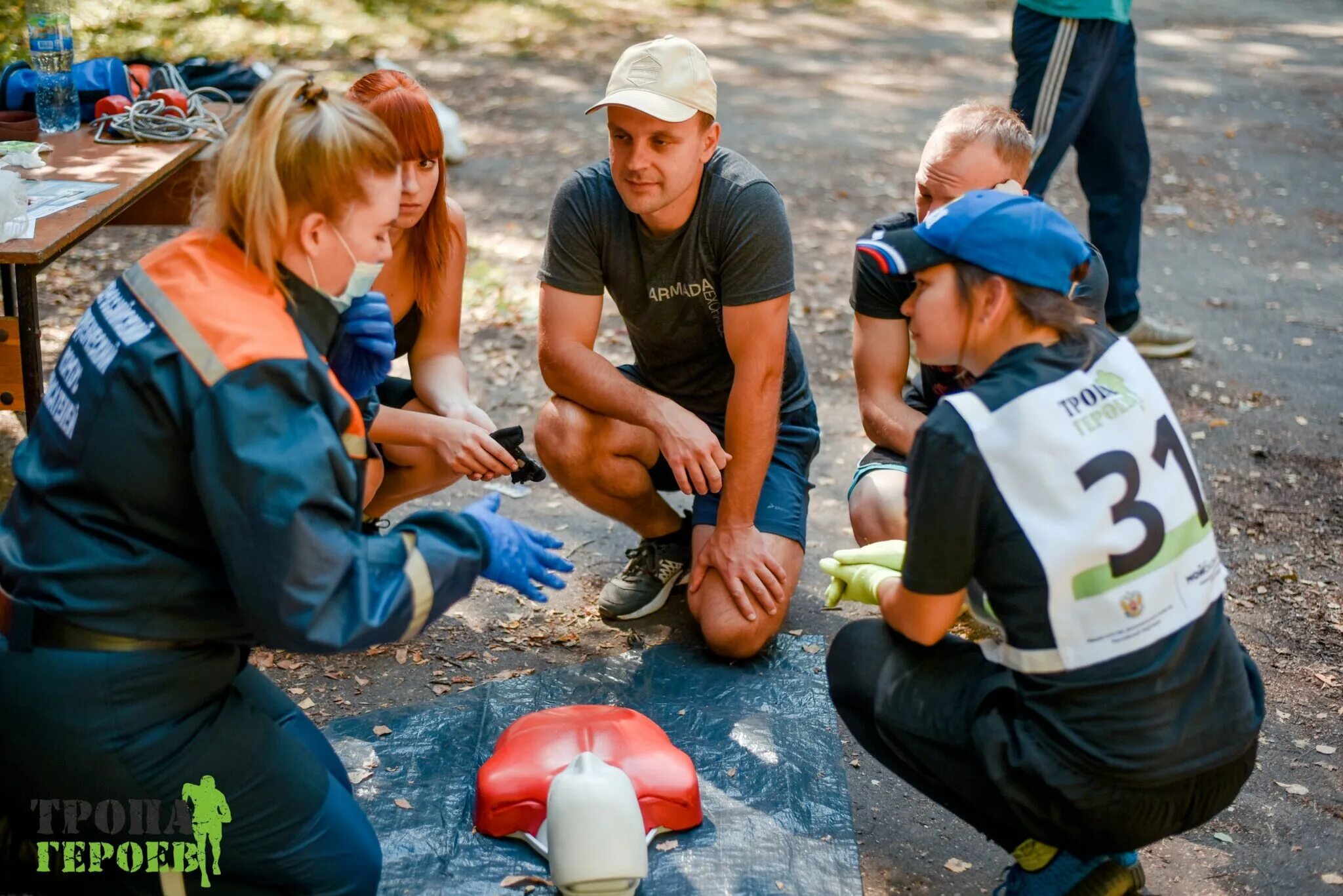 Спортивное волонтерство. Волонтеры помогают в больнице. Подростки волонтеры. Волонтерские движения в россии самые известные. Сплоченный коллектив спасателей.