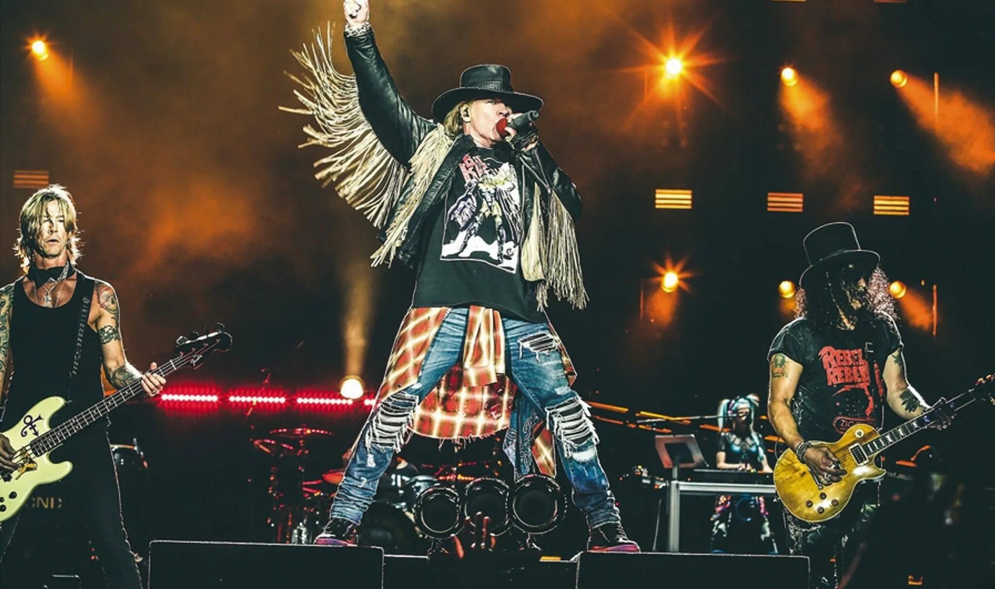 Заставка на телефон влюблённые на рокконцерте. Группа guns n’ roses. Группа guns n’ roses 2020. Guns n roses 2012. Guns n roses на сцене.