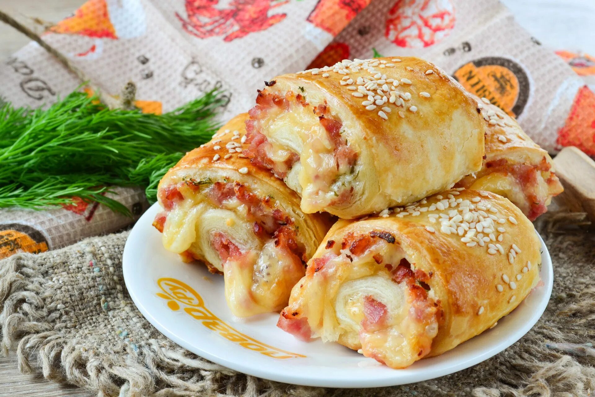 Ветчина в тесте в духовке. Рулет из слоёного теста с колбасой. Рулет из слоеного теста. Слойка с сыром и колбасосой. Ветчина в тесте в духовке.