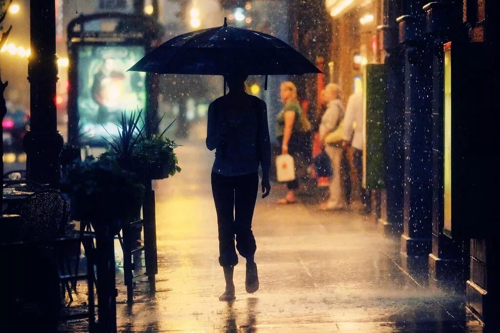 Девушка под дождем в городе. Девушка идет под дождем. Фотосессия под дождем в городе. Девушка город дождь.