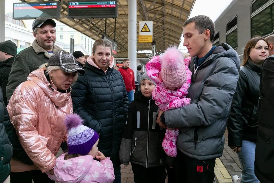 Многодетный отец мобилизация сегодня. Дети мобилизованных. Отцы и дети. Трое детей мобилизация. Папу мобилизировали.