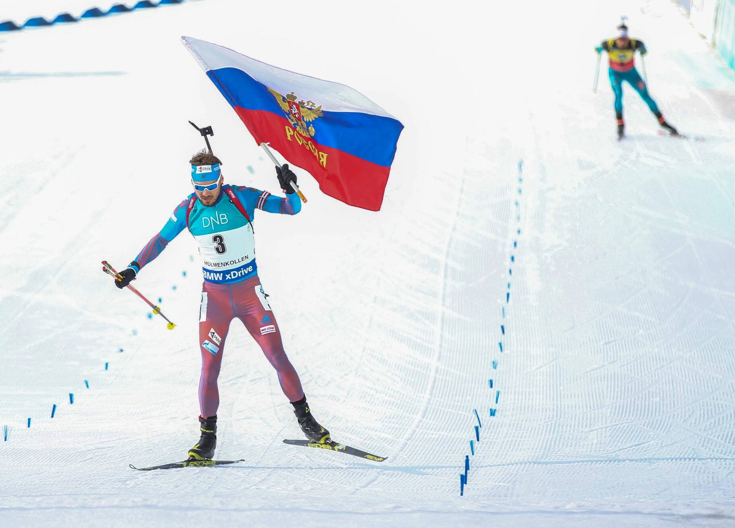 Шипулин на лыжах. Лыжник с российским флагом. Флаг России биатлон. Зимние Олимпийские игры биатлон.