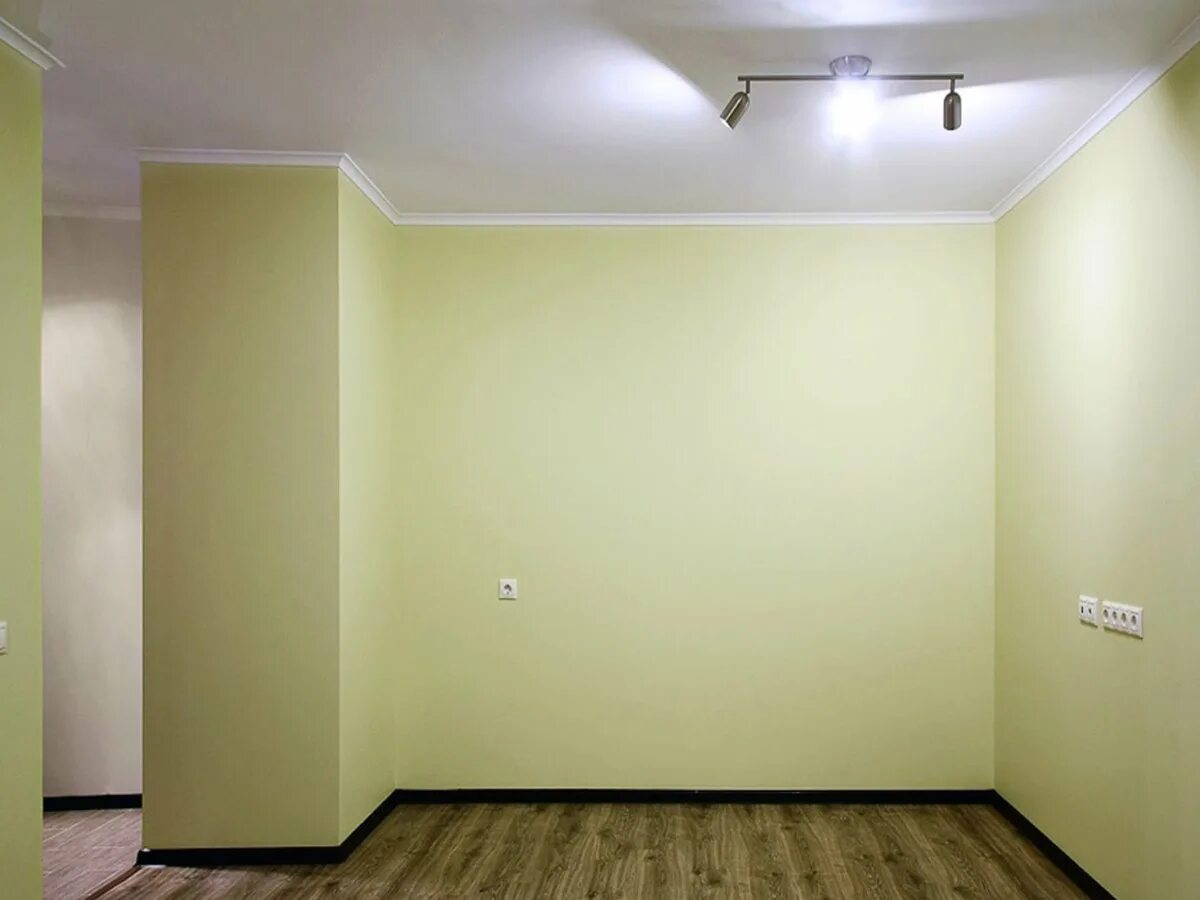 Без обоев. Покрашенные стены в квартире. Отделка окрашенных стен. Стены под покраску в квартире. Комната с обоями под покраску.