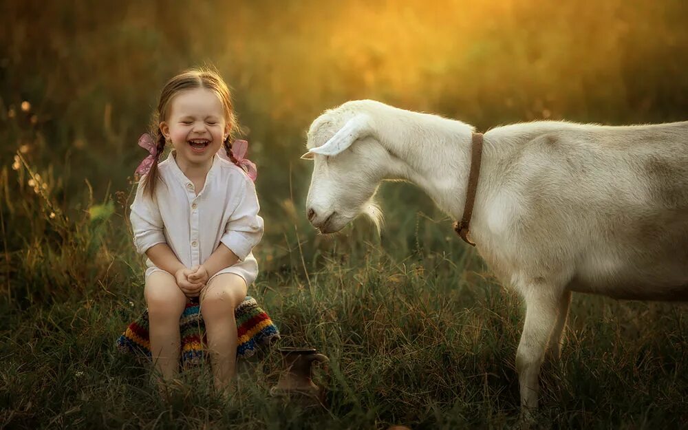 Деревенский пока. Олеся Ракитова фотограф. Девочка с козленком. Фотосессия с козой. Коза для детей.