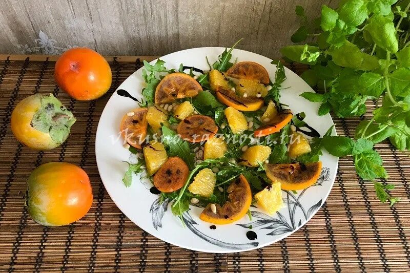 Салат с хурмой и рукколой кедровыми орешками. Тыква тофу руккола. Салат с хурмой и рукколой кедровыми орешками. Салат с хурмой и рукколой кедровыми орешками. Салат хурма страчателла руккола.