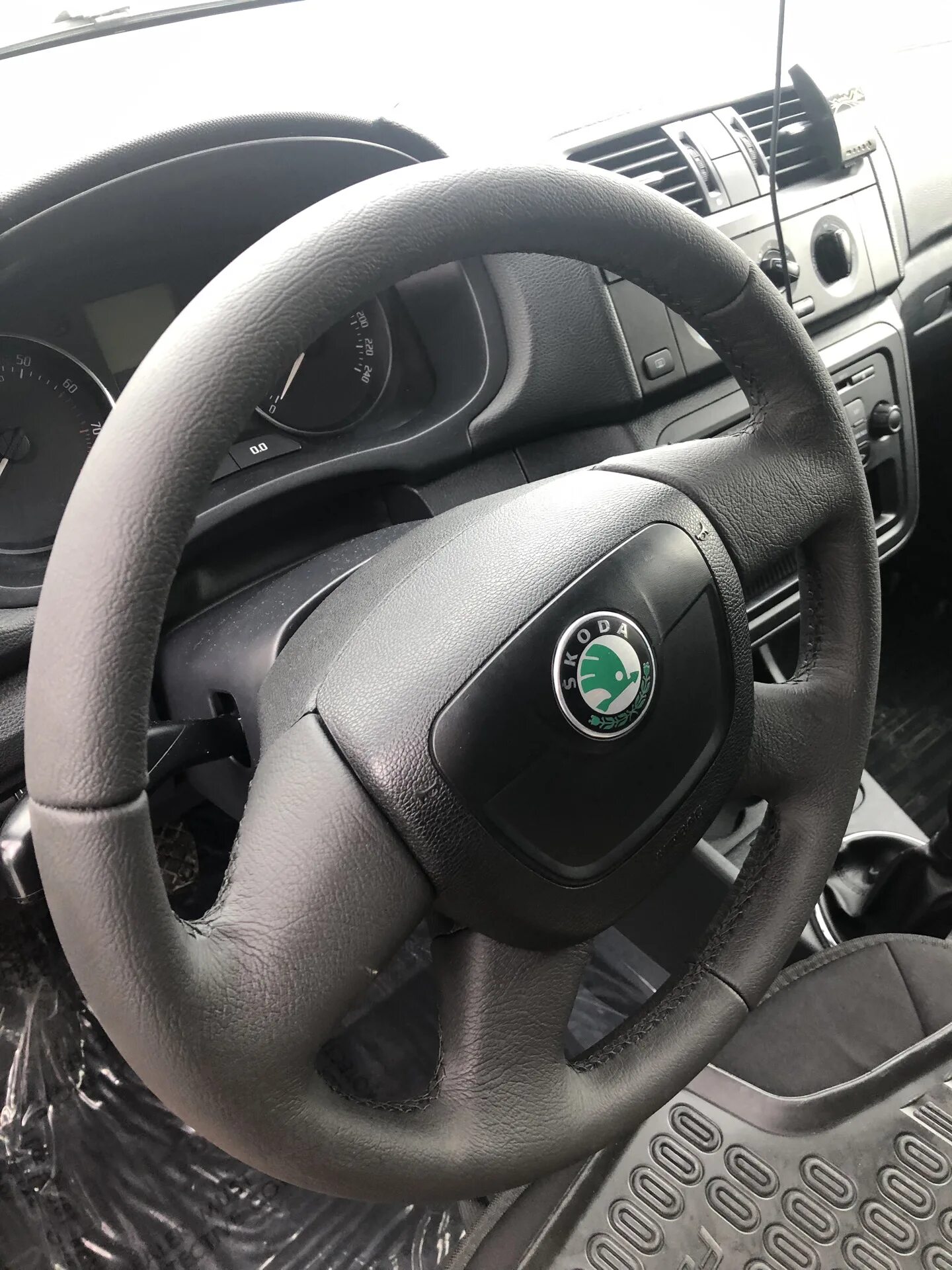 Руль шкода фабия 2. Руль fabia 2. Фабия 2013 руль. Шкода фабия руль 2008. Шкода 2013 руль.