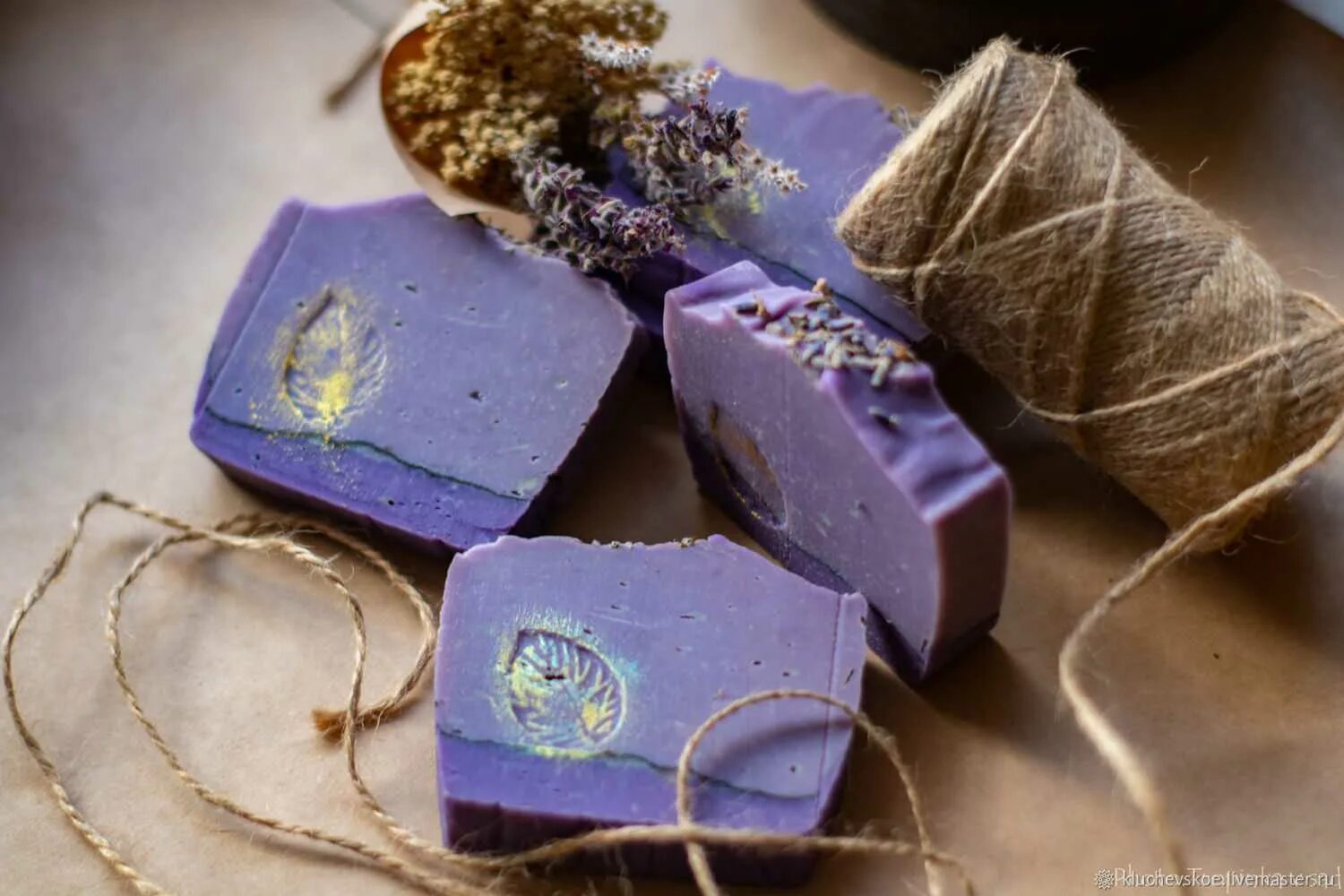 Марсельское мыло с нуля лаванда. Что нельзя дарить приметы. Мыльные подарки. Мыло не дарят. Стишки про мыло в подарок.