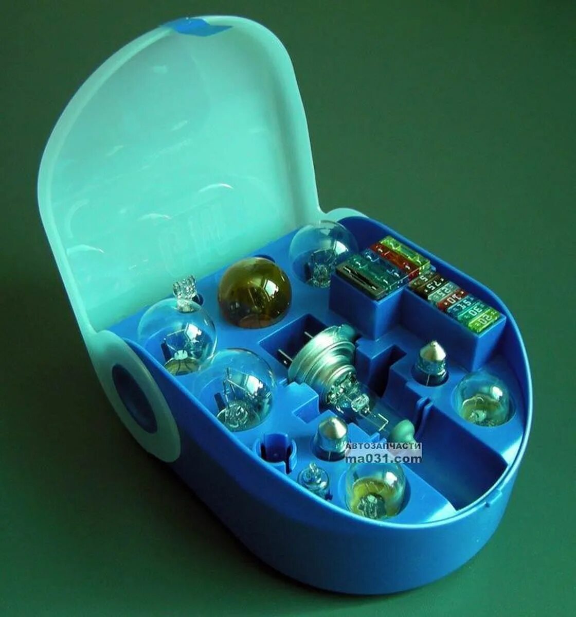 Комплект ламп. Коробочка для лампочек автомобильных. Комплект ламп. Набор запасных ламп мерседес. Набор запасных ламп для автомобиля.