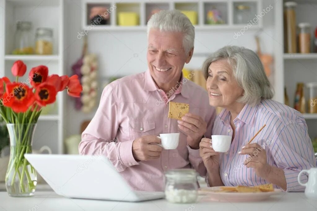 Пожилая жена приводит. Пожилые мужчина и женщина пьют чай. Старик пьет чай. Пенсионеры пьют чай. Кофе пенсионеры.