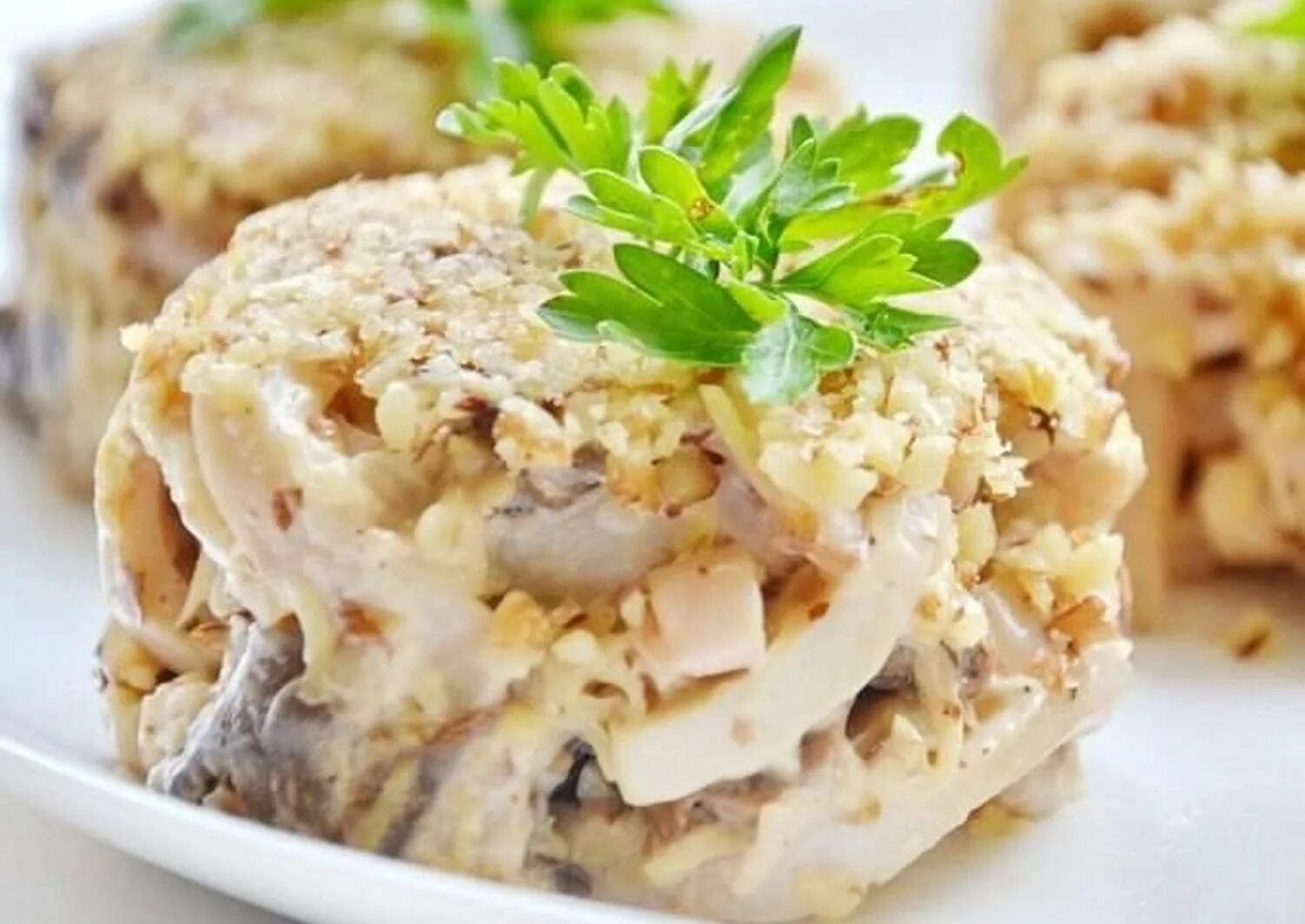 Салат грибы шампиньоны с яйцами. Салат с курицей и грибами. Салат с курицей и грибами и сыром. Салат грибы шампиньоны с яйцами. Грибная поляна шампиньоны.