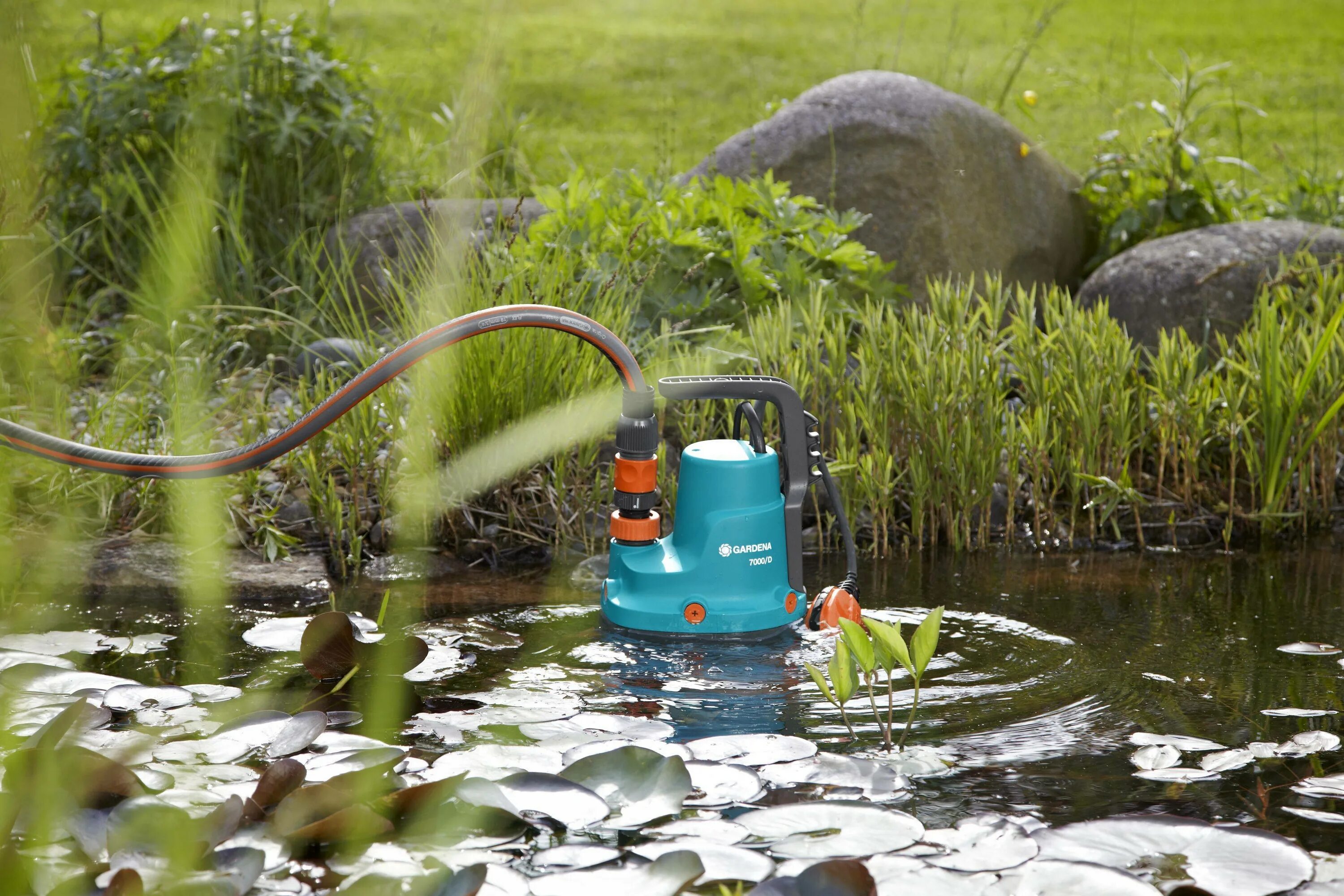 Помпа для откачки грязной воды электрическая. Насос дренажный Gardena. Насос Gardena 7000 погружной для чистой воды. Садовый насос Gardena 17000 Aquasensor, дренажный погружной. Насос дренажный для грязной воды 20000 Aquasensor Gardena.