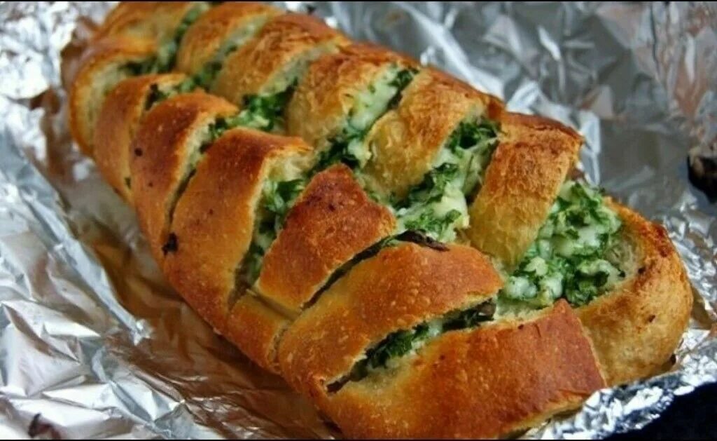 хлеб с сыром и чесноком в духовке. батон с чесноком и зеленью в духовке рецепт с фото. батон с маслом и сыром. батон с сыром и чесноком. батон запеченный с сыром и чесноком.