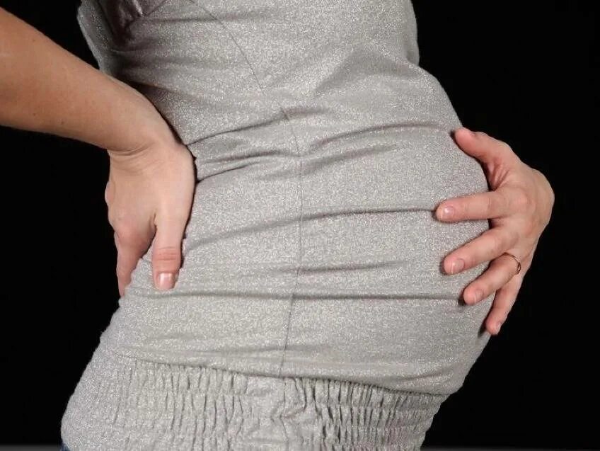 Вздутие живота первый триместр. Поясница в беременность. Боль в пояснице у беременных. Боль в пояснице беременность.