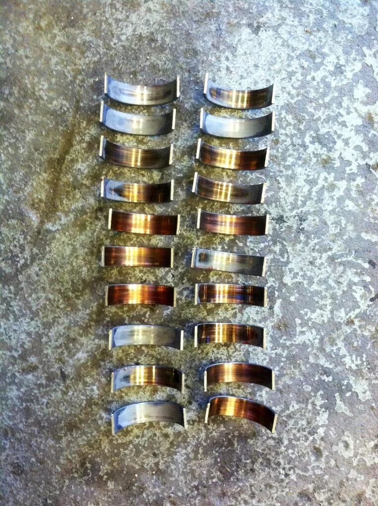 вкладыши шатунные стандарт 03с70d. коренные вкладыши бмв s63. металл вкладышей. металлические вставки. разъемный подшипник скольжения чертеж.