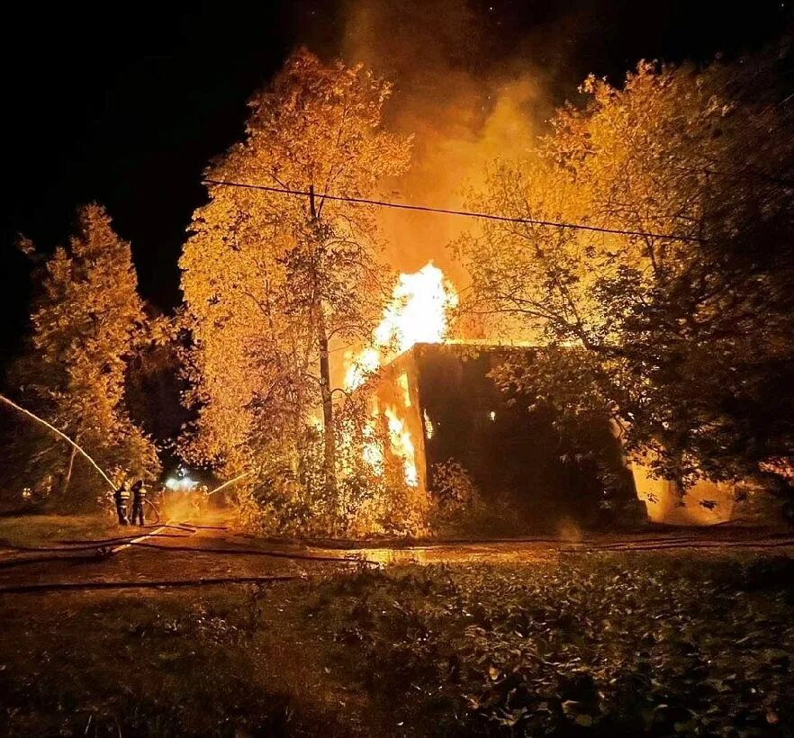 Город горит. Пожар в Коврове. Неосторожное обращение с огнем. Пожар в Коврове Подлесная. В городе сгорел дом