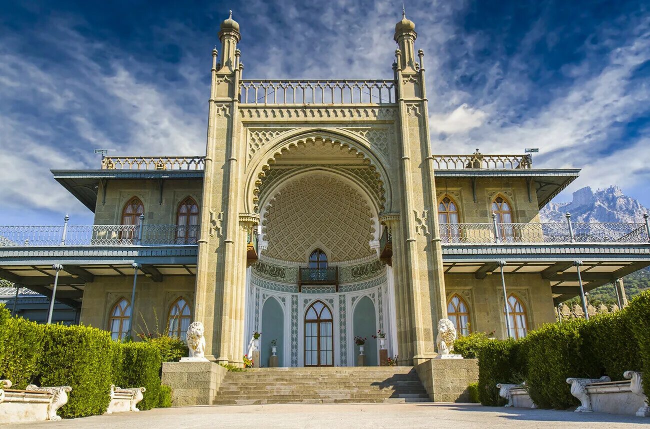 Воронцовский дворец в Крыму архитектура. Алупкинский дворцово-парковый комплекс. Ялта Алупка Воронцовский дворец. Алупкинский дворец музей Воронцова. Сайт дворцы крыма