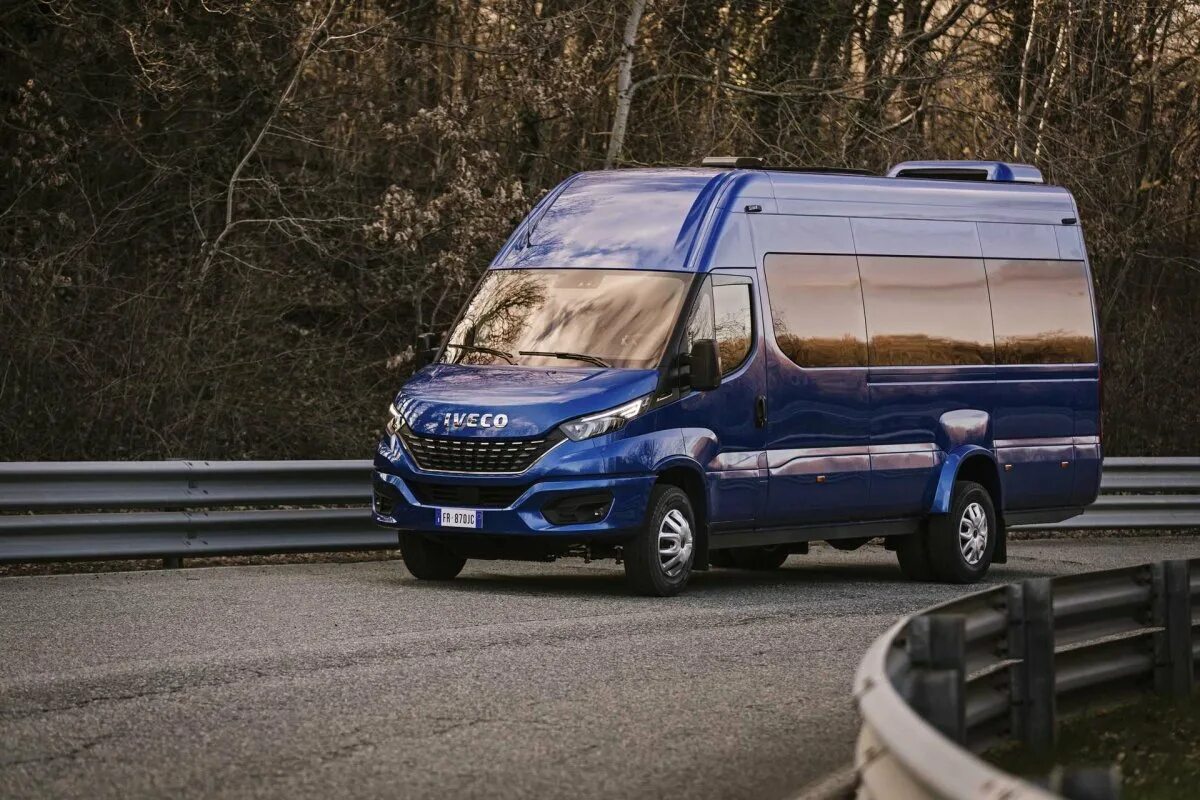 Ивеко Дейли минибус. Iveco Daily Tourys. Iveco Daily 2022. Ивеко дейли 2019