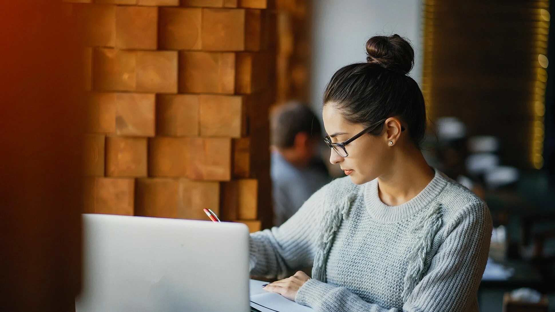 Облегчить изображение. Картинка женщины в очках перед ноутбуком в Англии. Картинка менеджера за рабочим местом. Девушка работает с документами.