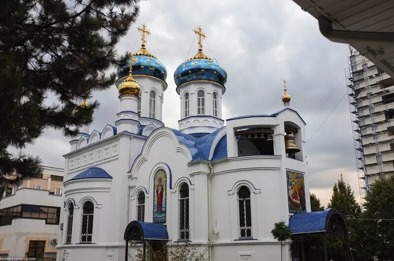 Храм иконы божией матери «целительница»-краснодар фото. Храм богородице целительнице. Церковь иконы божией матери целительницы калуга. Церковь на военведе ростов. Храм божьей матери целительницы краснодар.