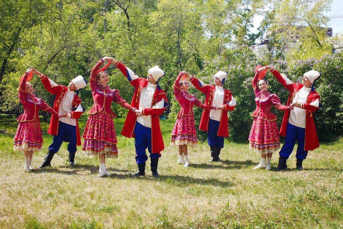 Песни танцы пляски. Саяночка ансамбль. Ансамбль Саяночка Абакан. Народные танцы. Фольклорный танец.