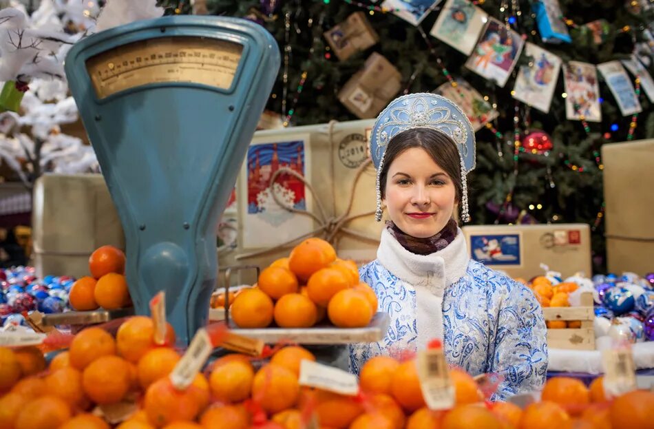 Девочка с мандаринами. Мандарины новый год. Фотосессия с мандаринами. Мандарины в СССР на новый год. Баба мандарин