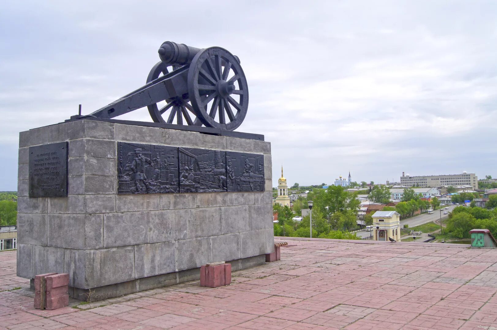 Сайт каменска уральского свердловской области. Монумент пушка Каменск-Уральский. Памятник пушка Каменск-Уральский. Памятник пушке Каменск-Уральский. Царь пушка Каменск-Уральский.