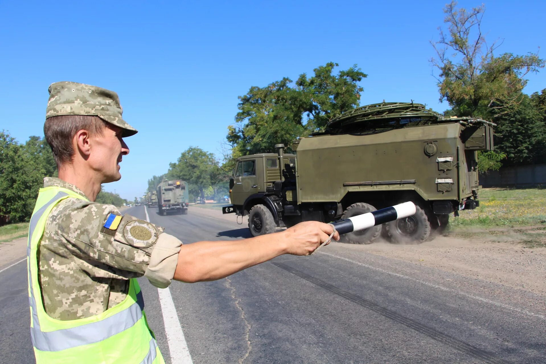 Остановиться войско. Военный водитель. Военный остановил автомобиль. Военные водители на Украине. Украинский военный водитель.