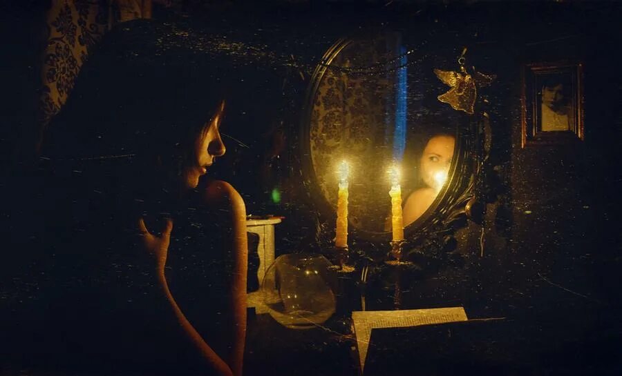 Зеркало и свеча. Магическое зеркало. Свечи мистика. Свеча перед зеркалом. Загадочного вечера