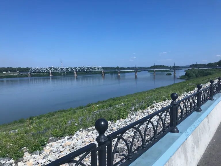 Томь река кемерово с моста. Панорама набережной кемерово. Набережная реки томь в кемерово. Вид с набережной кемерово кузбасс. Притомская набережная кемерово.