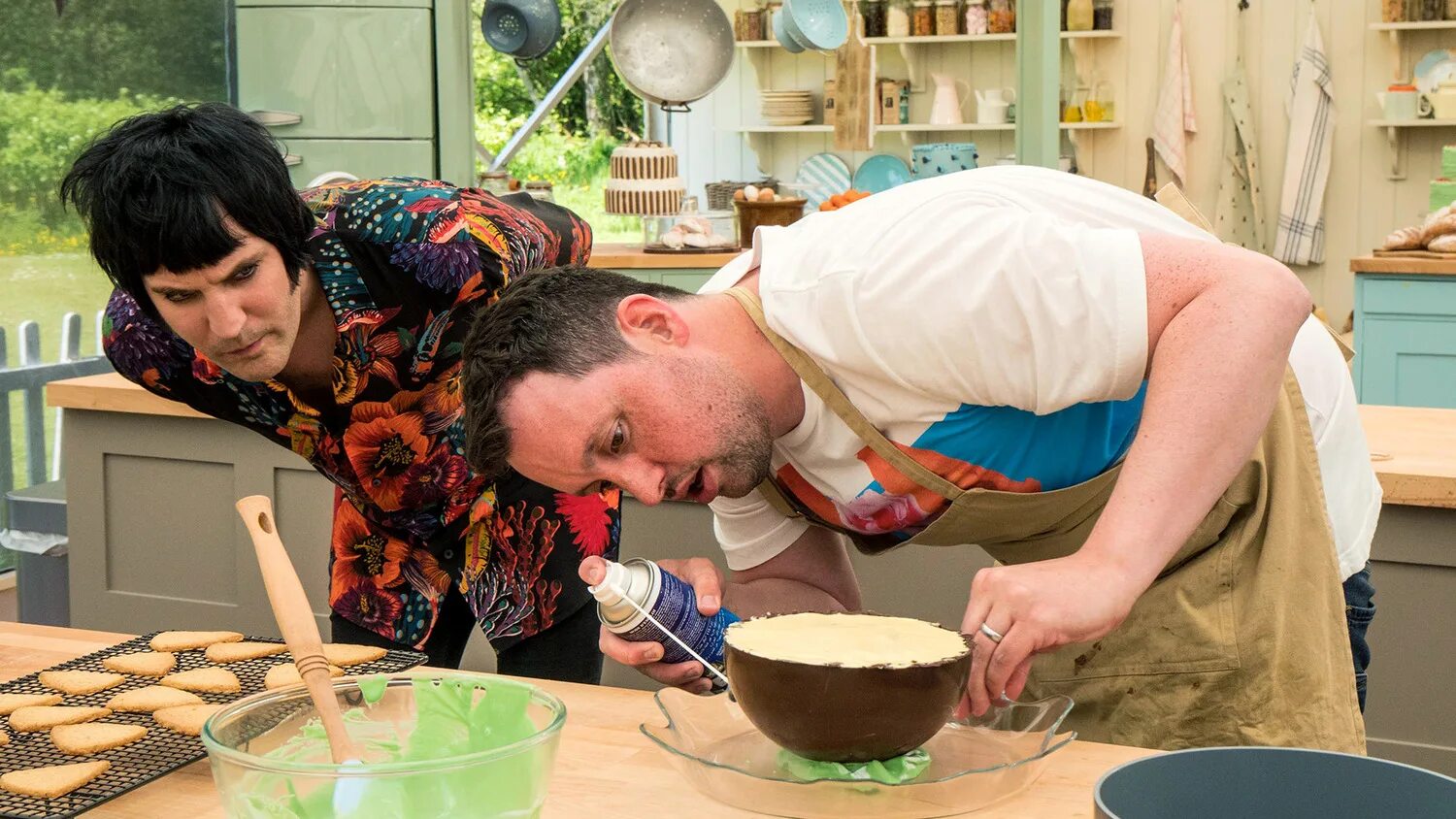 Шоу. Шоу. Пекарь британии филдинг. The great british bake off ведущие. Великий пекарь британии.