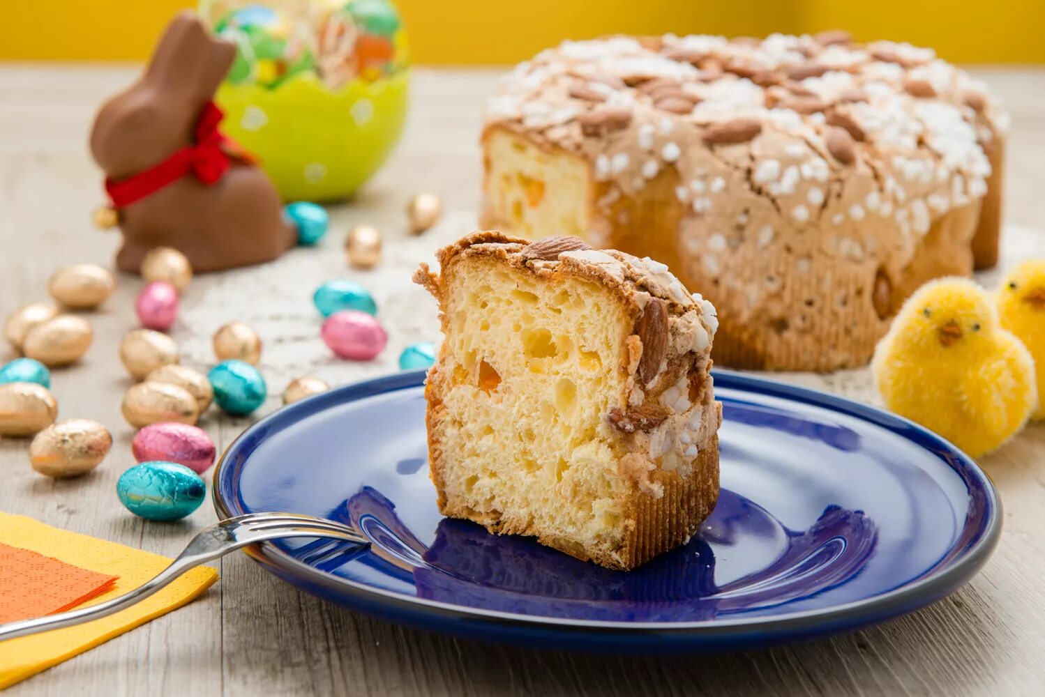 Кулич с цедрой апельсина и изюмом. Итальянский кулич панеттоне. итальянский кулич коломба. пасхальные панеттоне. пасхальный кулич коломба.