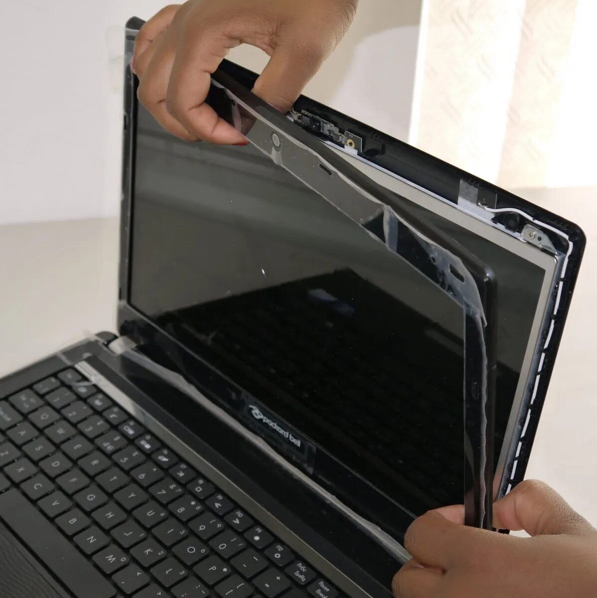 Ремонт экрана асер. Ноутбук разбит дисплей. Монитор ноутбука. Замена матриц дисплея ноутбука. Сломанный ноутбук.